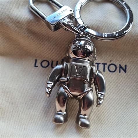 louis vuitton schlüsselanhänger astronaut|louis vuitton schlüsselanhänger.